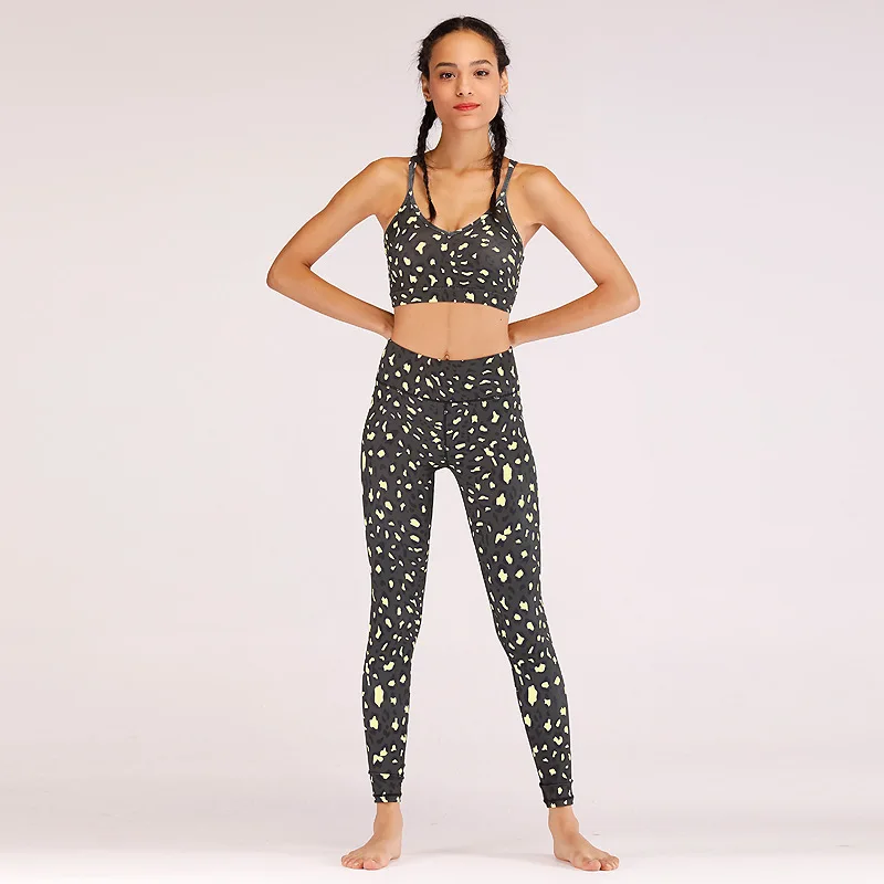 

Leopard pattern leisure suit two-piece suit of moisture absorption and sweat elimination lady Fitness suit for women