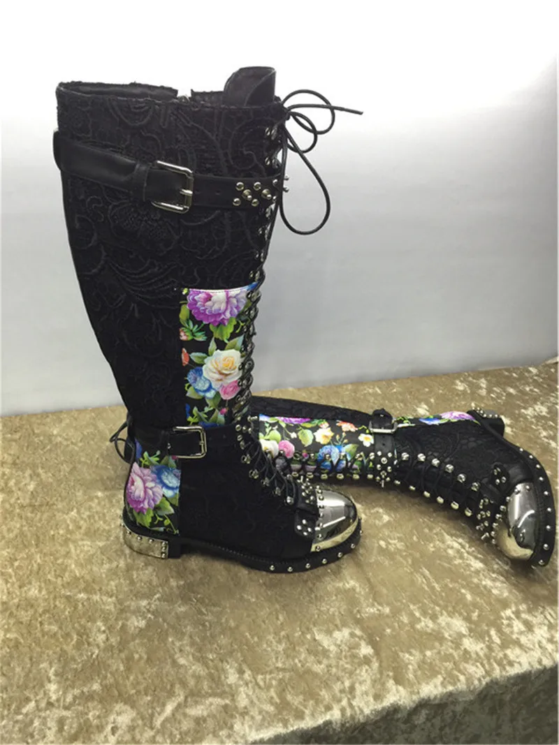 Модные ботинки; женские вечерние ботинки для верховой езды с металлическим круглым носком и цветочным принтом; Bottes; обувь из натуральной кожи, украшенная заклепками и пряжкой
