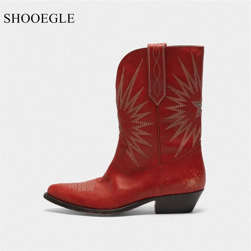 Botas Mujer; ботинки в ковбойском стиле; цвет красный, черный; ботинки в ковбойском стиле с вышивкой в виде звезд; женские кожаные короткие ботиночки на среднем каблуке с острым носком без застежки