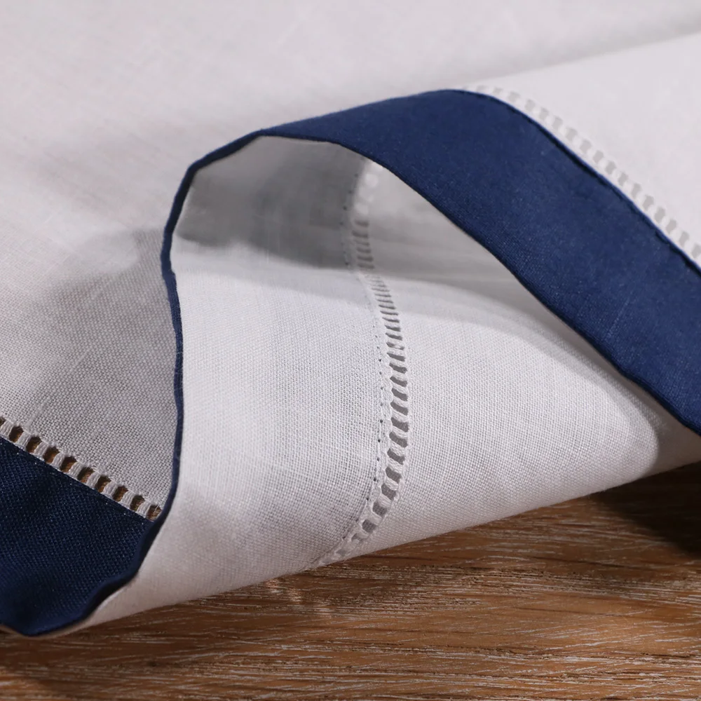 N037-DB-20: 4 шт. белые столовые салфетки из пеньевой ткани темно-синие с подолом рами с хлопком