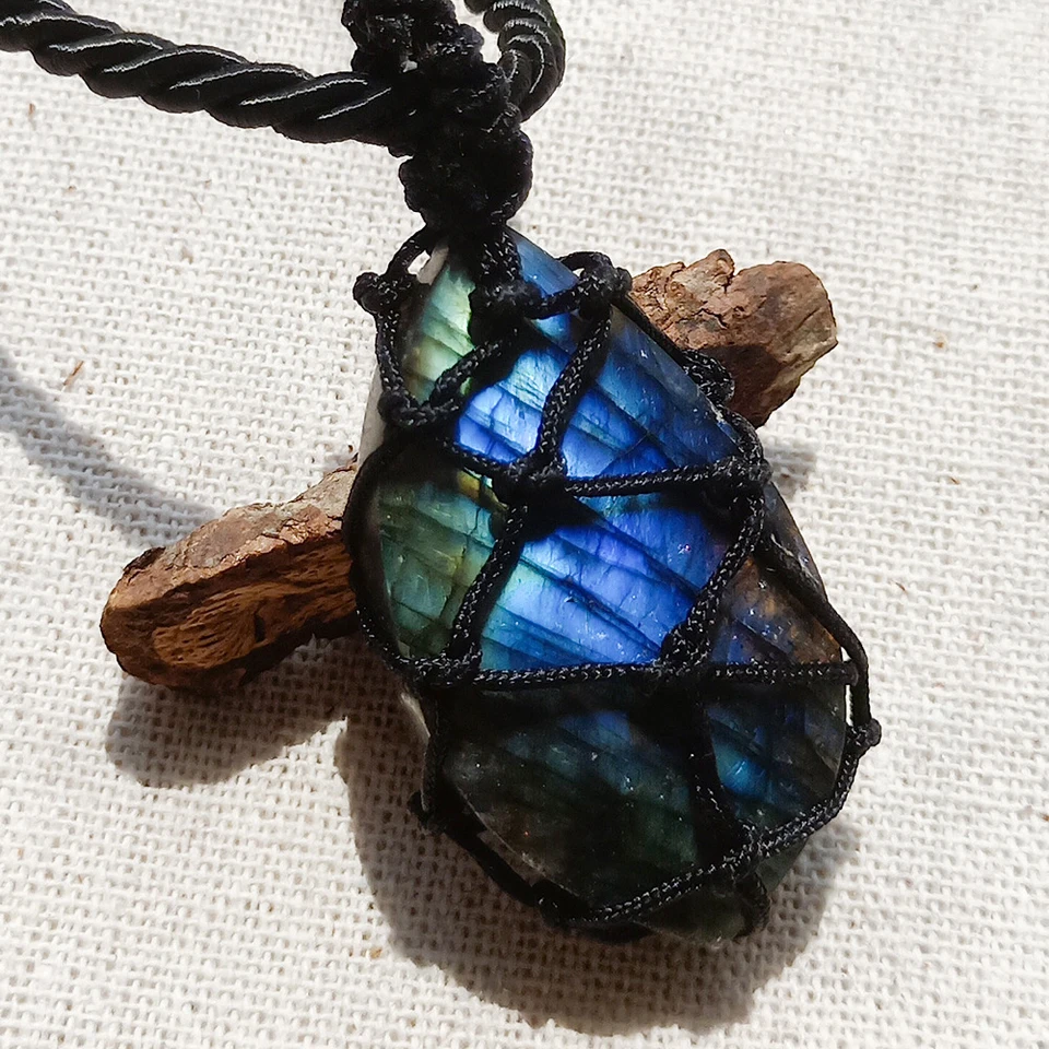 Collana in argento con pietra naturale di labradorite blu-verde, splendido ciondolo in argento con labradorite, design a contatto con la pelle, collana da uomo con pietra di labradorite - Italia