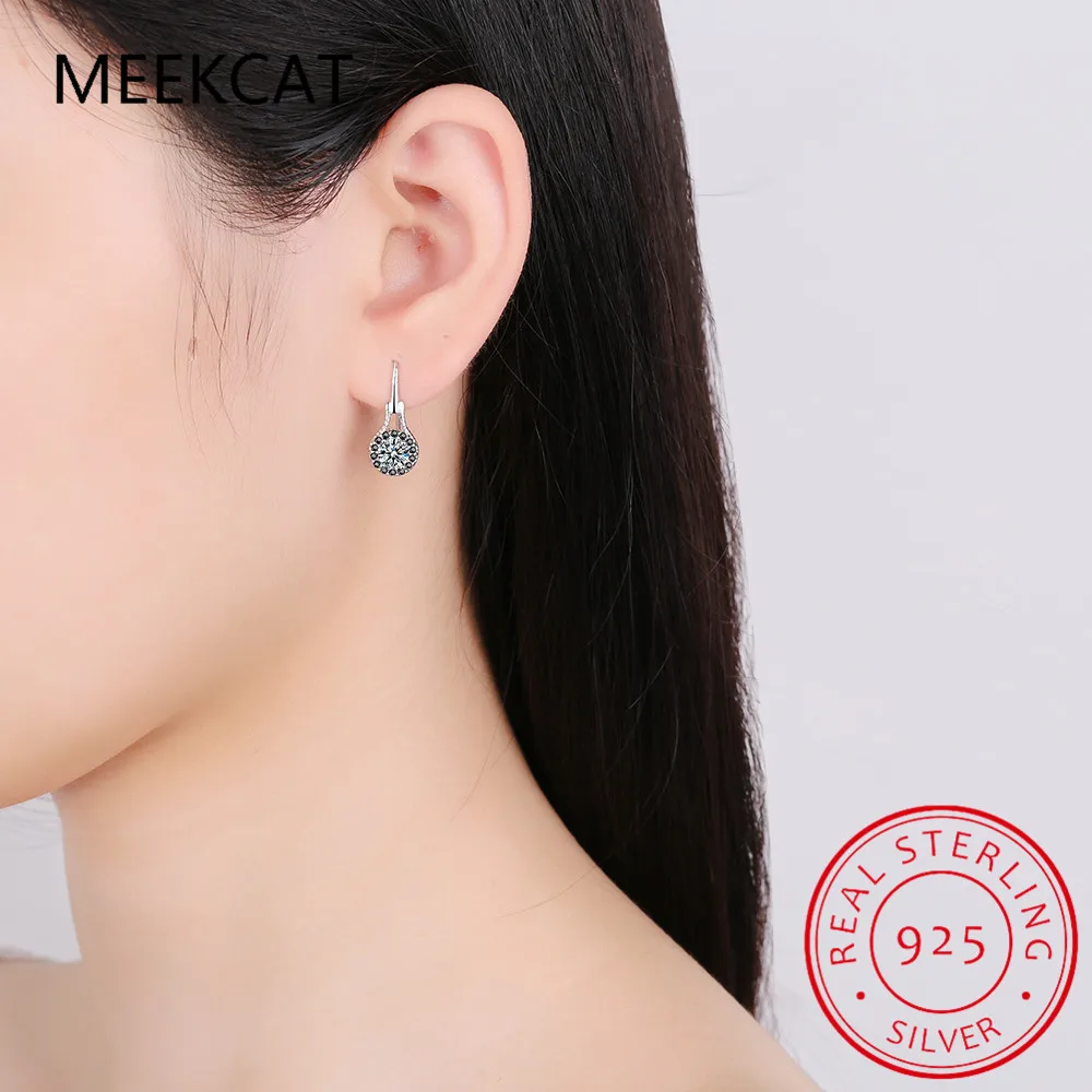 Boucle d’oreille pendante en spinelle noir avec argent sterling présentant un motif de cristal rond serti pavé en argent sterling 925.