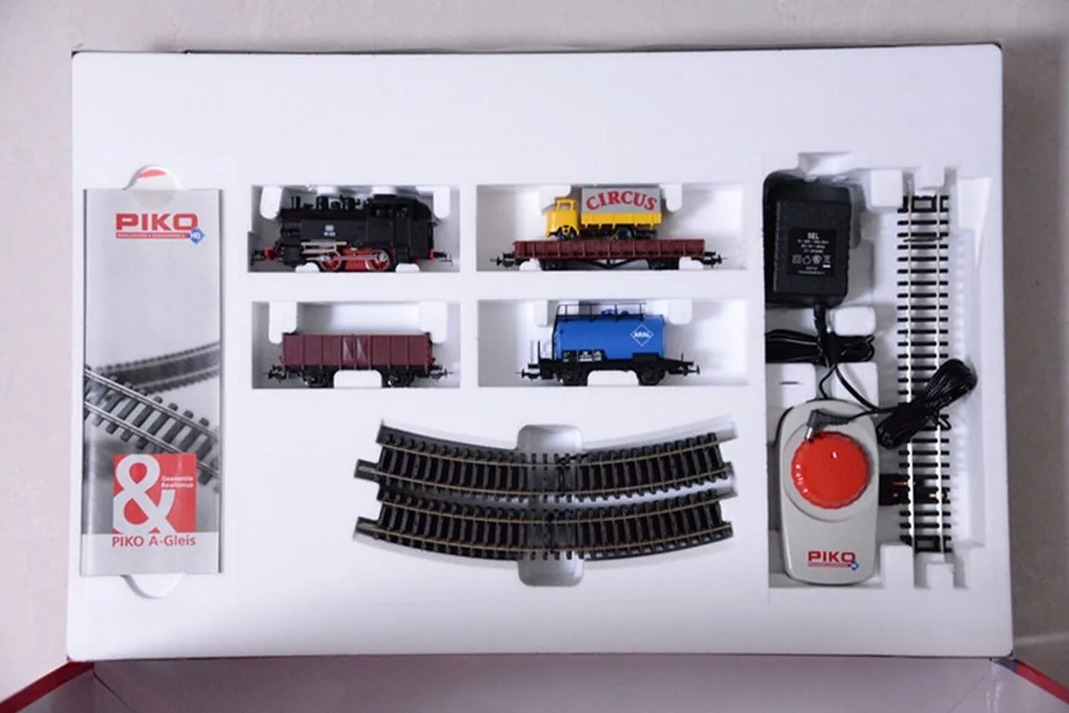 Посылка модели поезда, Основная посылка = паровоз+ три вагона+ эллиптический трек+ контроллер 57111