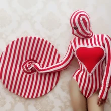 Тема костюма в маске: большие красные полоски, любовь, большая шляпа, высокая вилка, сиамский костюм с длинным рукавом, DS