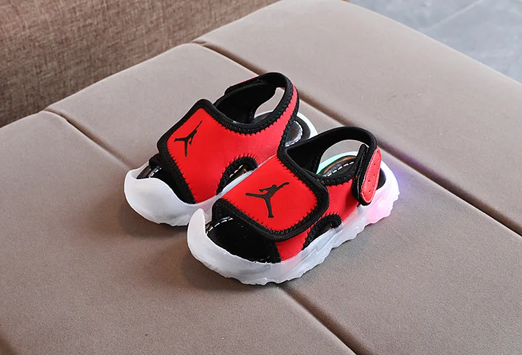 LED босоножки Girls Sandals 2021 New Summer Boys Beach Shoes Children Baby Cruella Non-slip Popular Breathable and Refreshing