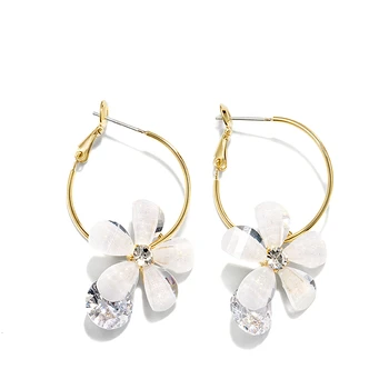 

White Resin Daisy Senior Sense Earrings New Fashion Girl South Korea Personality Simple Temperament Earrings ear jewelry