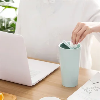 

High-quality trash can, small trash can, mini desktop trash can, small desktop trash can, for the car trash can on the table.