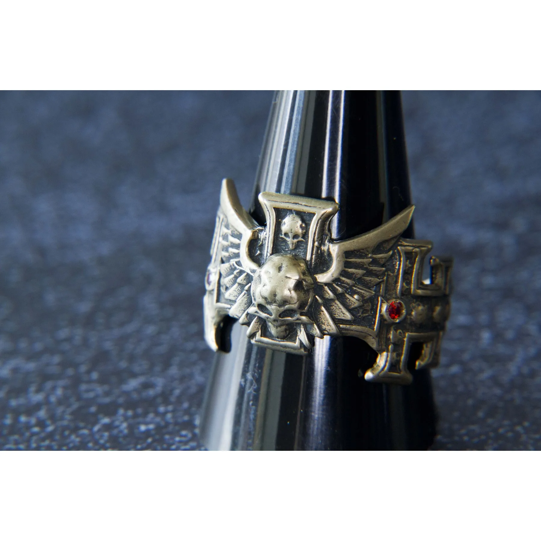 Перстень вархаммер 40000. Кольцо вархаммер. Кольцо аквила печатка warhammer 40000. Перстень warhammer 40000. Кольцо инквизиции warhammer 40k.