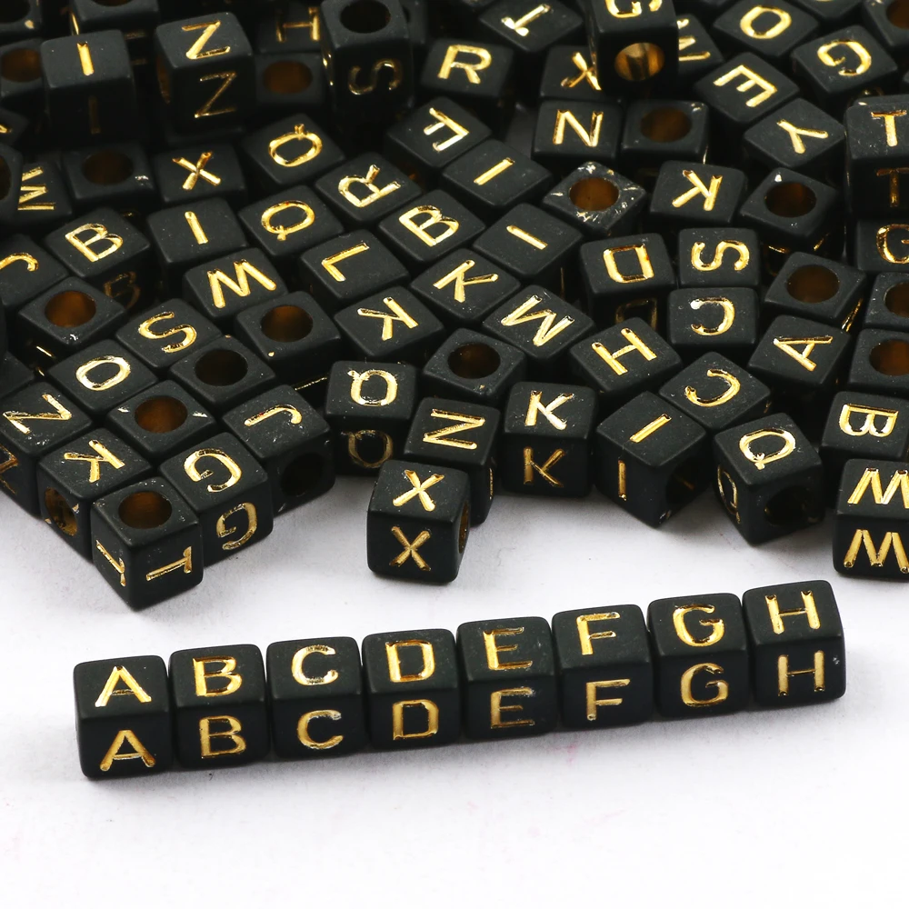 100 stücke 6mm Schwarz Gold Farbe Quadratischen Buchstaben Perlen Zufällig Gemischt Alphabet Acryl Lose Perlen Für DIY Schmuck Machen handwerk