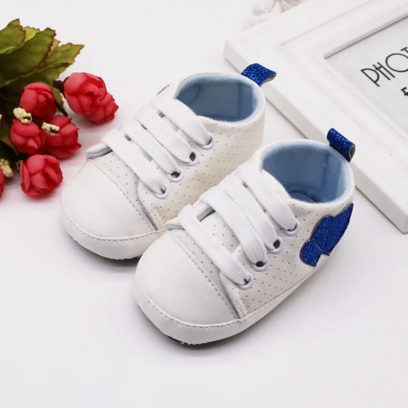 Модная детская обувь с узором в виде сердца для маленьких мальчиков и девочек; парусиновые кроссовки на мягкой подошве; прогулочная обувь для маленьких девочек; bebek ayakkabi
