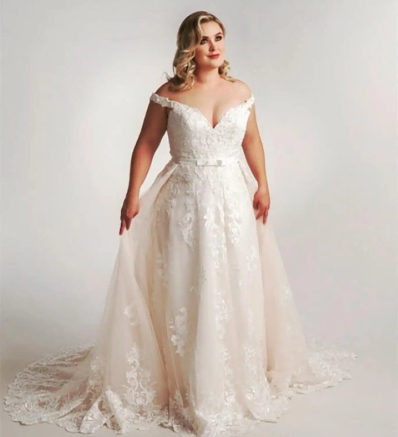 

Mermaid Wedding Dress With Detachable Train Lace Appliques Plus Size V-Neck Light Champagne Bridal Gown Cap Sleeve Elegant