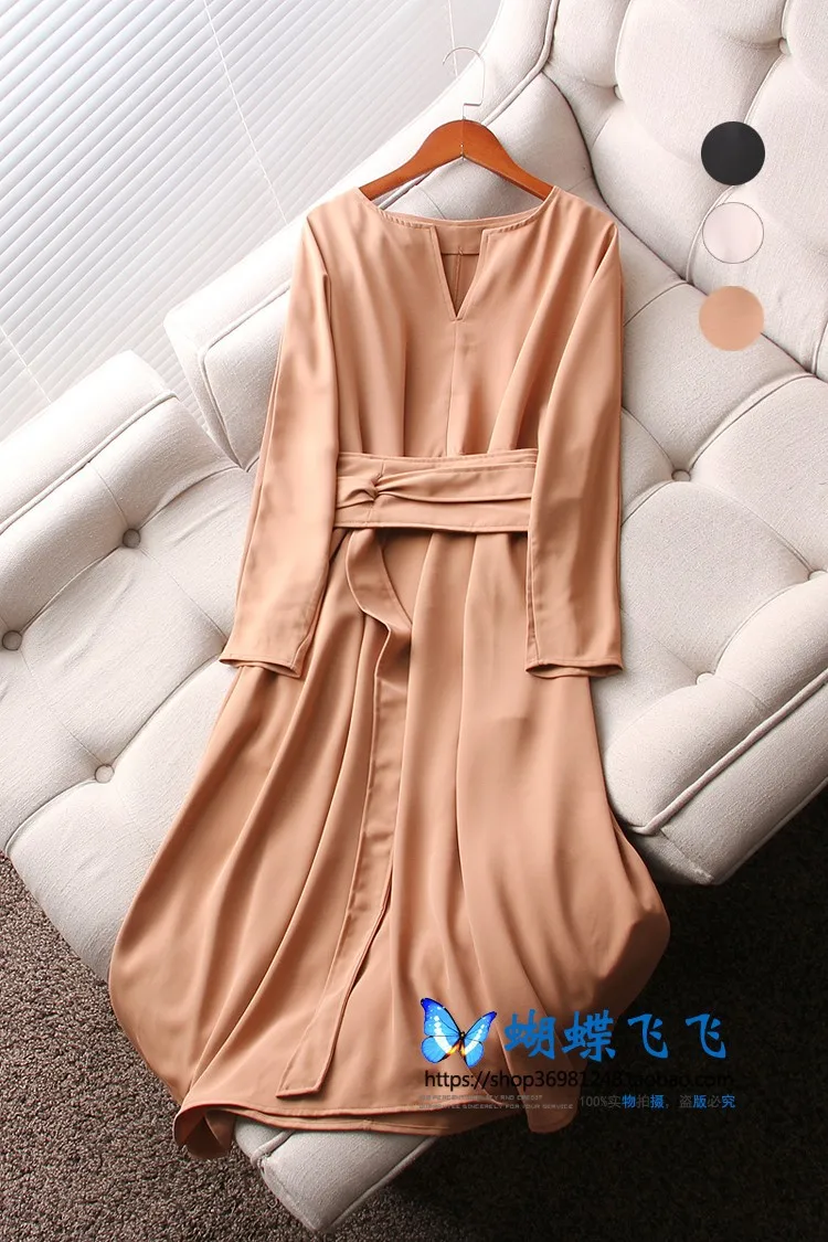

A Generation of Women's Retro with Girdle Waist Hugging Explicit Thin V-neck Dress Entity