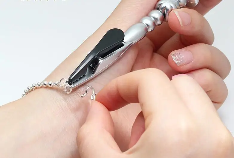 Medca Bracelet Buddy- Jewelry Helper Fastening Aid to Quickly Fasten and  Unfasten Bracelets or Watches