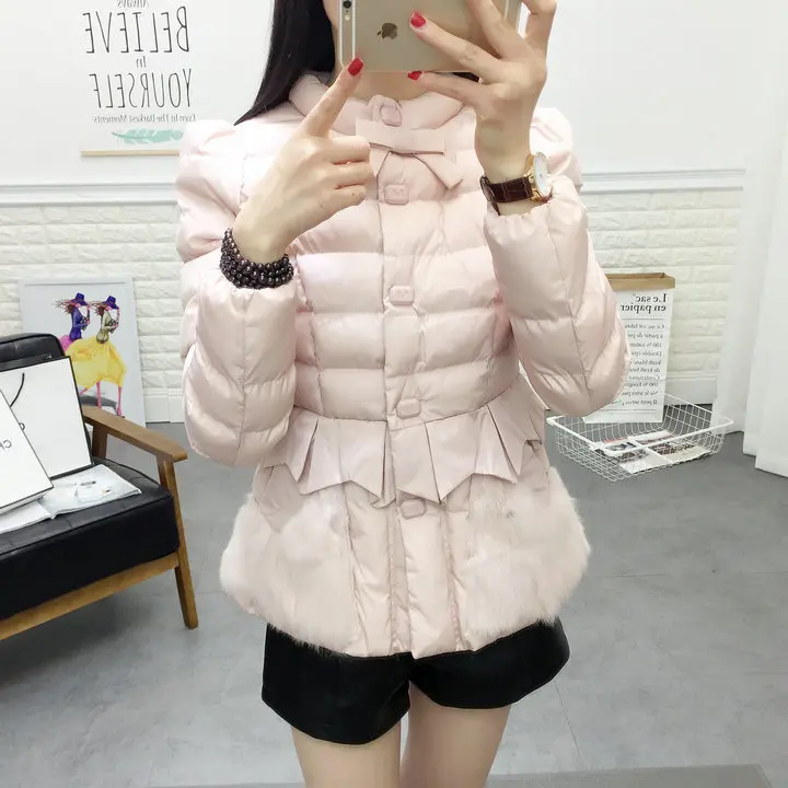 pink parka Кролик Мех Покрытый Мехом Парка Воротник Стойка Перед Бант Паровоз Жакет Женщина Стеганый Отделанный Оборками Стройный Облегающее Милый Зимнее Короткая Пух Спуск Жакет Реальный Мех Внутренняя Отделка Парка Сплошной - Цвет: pink parka