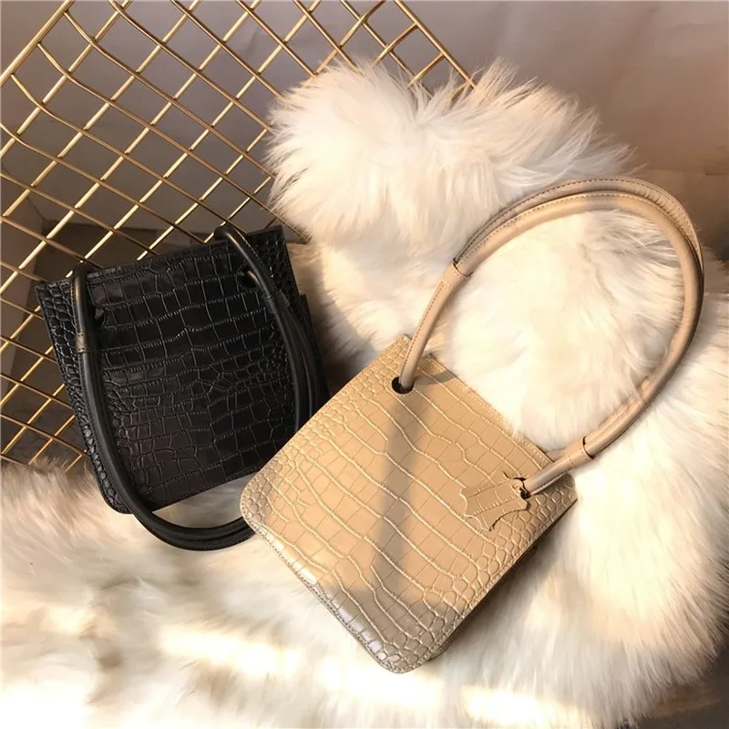 

2019 spring and summer new niche design net red crocodile pattern leather simple retro shoulder diagonal leather handbag