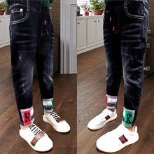 Г. Осенние новые стильные джинсовые брюки для мальчиков черно-белые брюки с рисунком весенне-осенние детские повседневные штаны для больших мальчиков