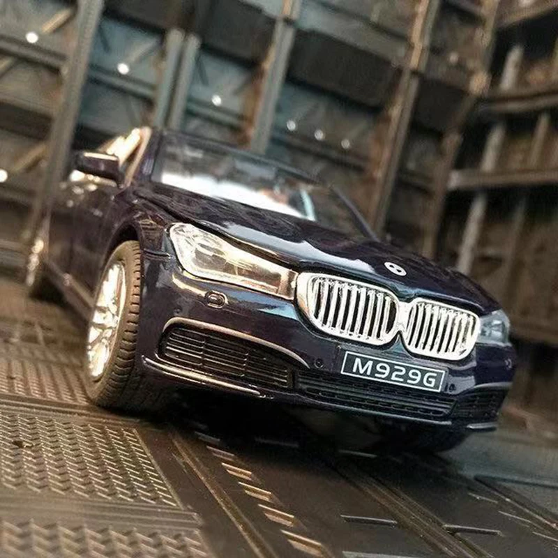 Модель литая автомобиля 1:24 модель игрушечного имитация высокой тяги звук и