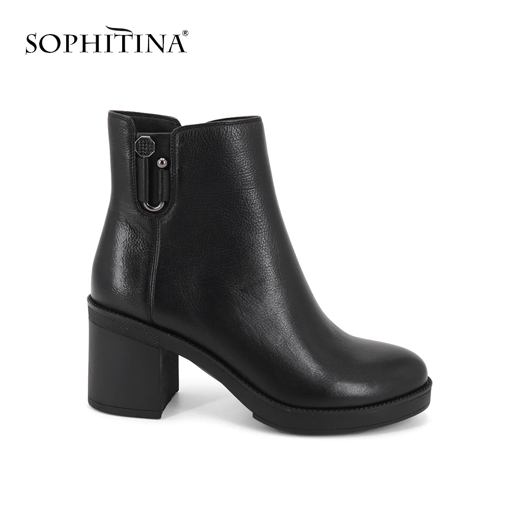 SOPHITINA/Ботинки женские. Модные ботильконы с металлическим украшением на широкой резинке. Зимняя обувь из высококачественной коровьей кожи с молнем сбоку. Женские ботинки с округленным носком на среднем каблуке.SC351