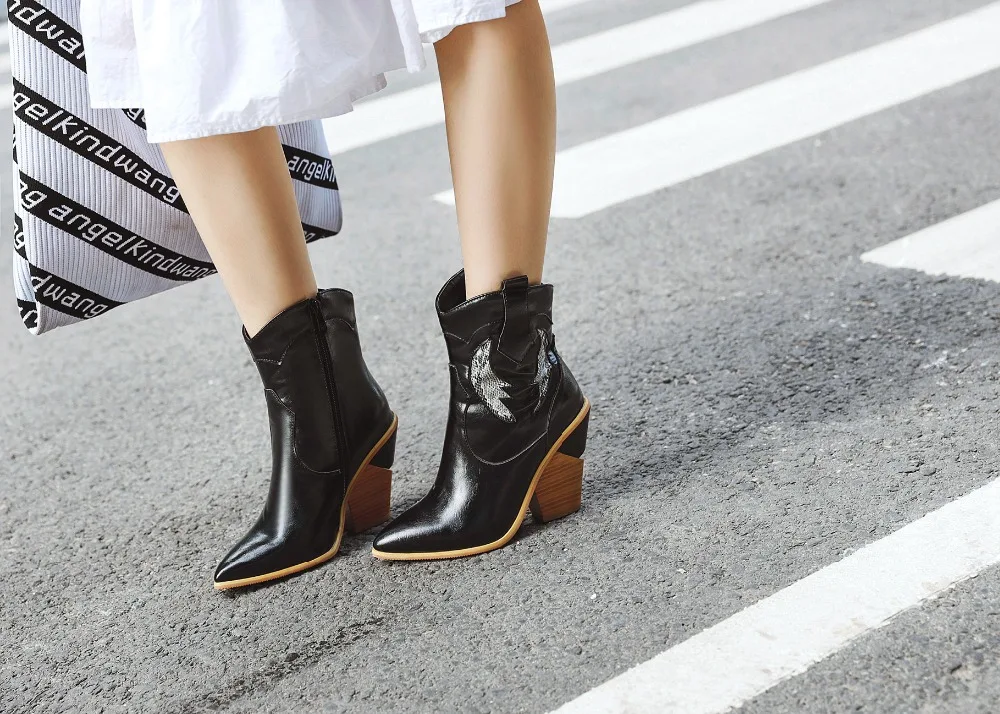 Модные женские ковбойские ботинки Осень-зима женская обувь ковбойские Полусапоги в западном стиле черная кожаная обувь с острым носком женские Ботинки на каблуке