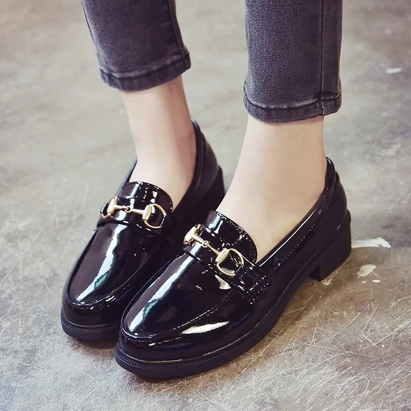 Новая Осенняя женская обувь на плоской подошве лоферы из лакированной кожи для