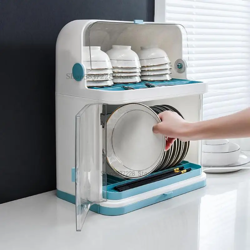 шкаф с полочками. чистые кастрюли и сковородки. посуда. сковородки. закрытая посуда.