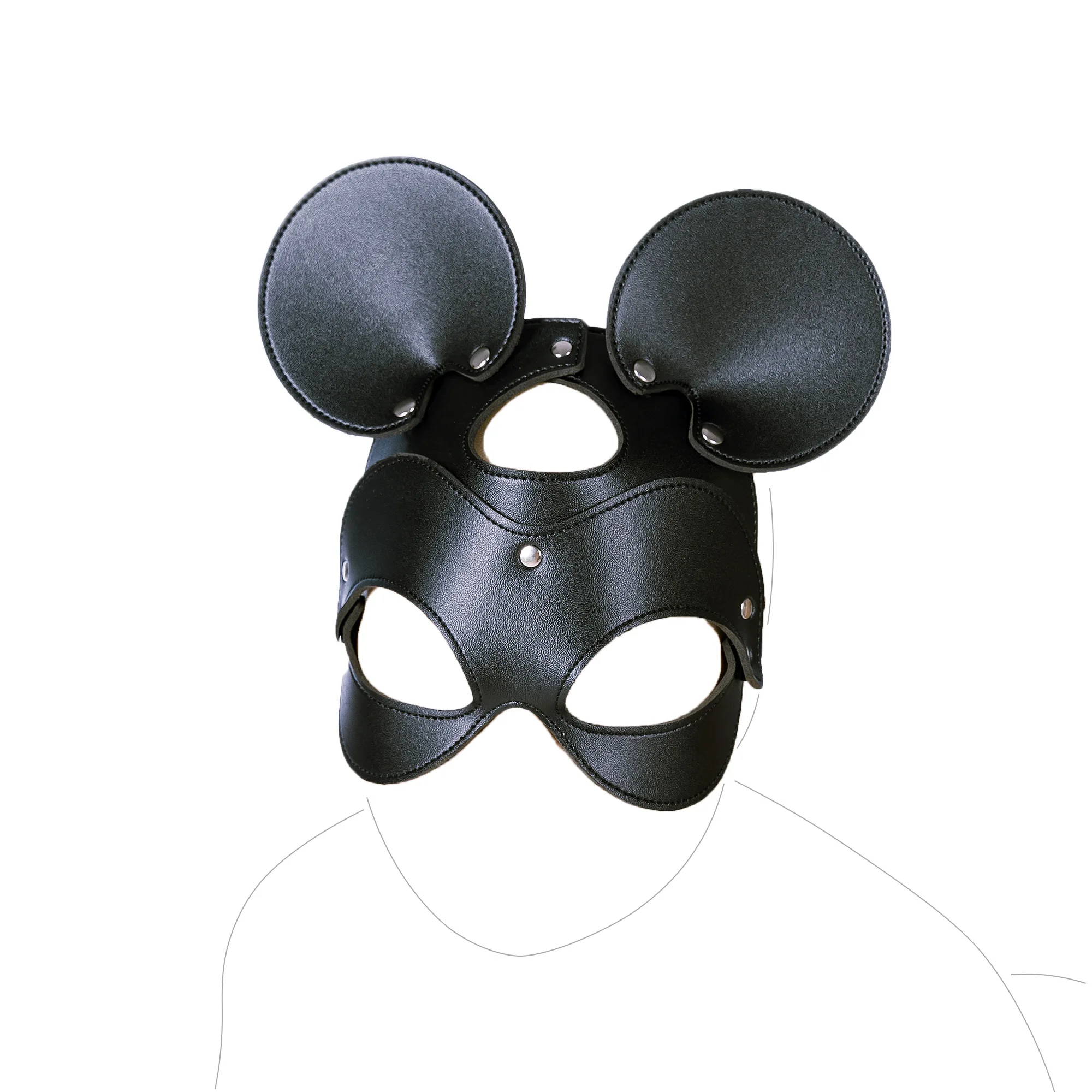 Жетілген жапондық әйелдің кискасын киіп жатқанын көру