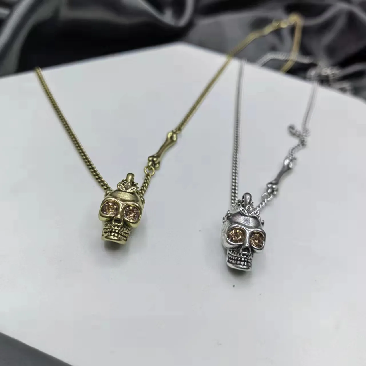 

New Leaf Skull Necklace Female Senior Sense Glossy Necklace Couple Ghost Head Clavicle Chain