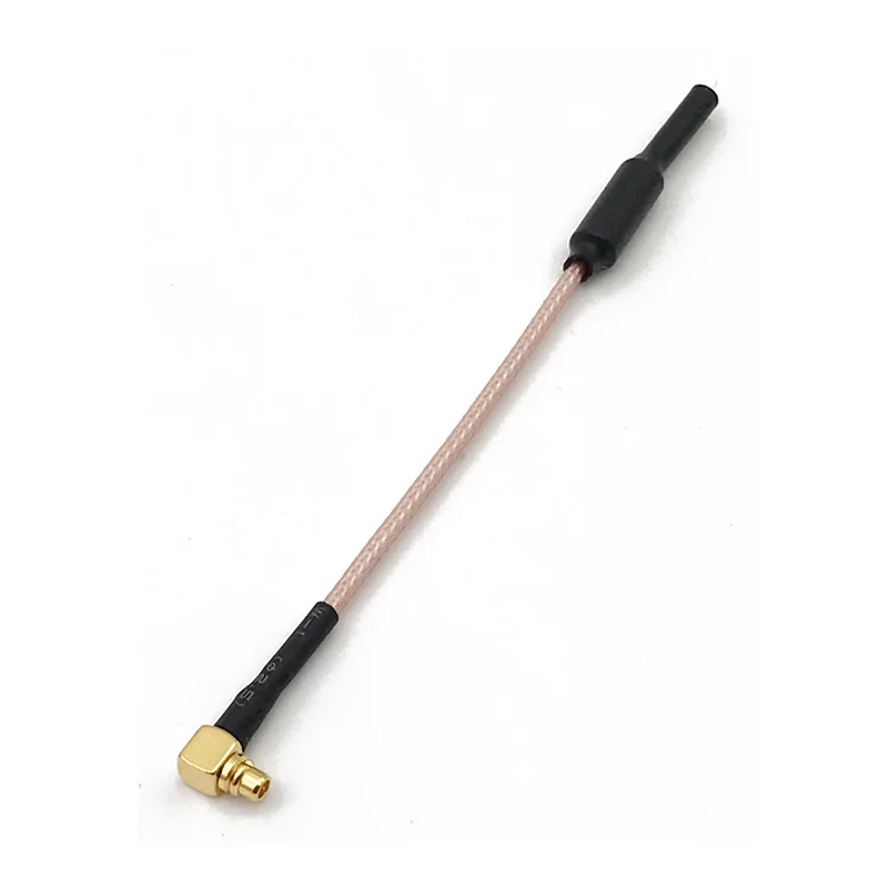 Gros plan sur une antenne 5.8GHz MMCX 2dBi pour FPV, détail du connecteur et du câble.