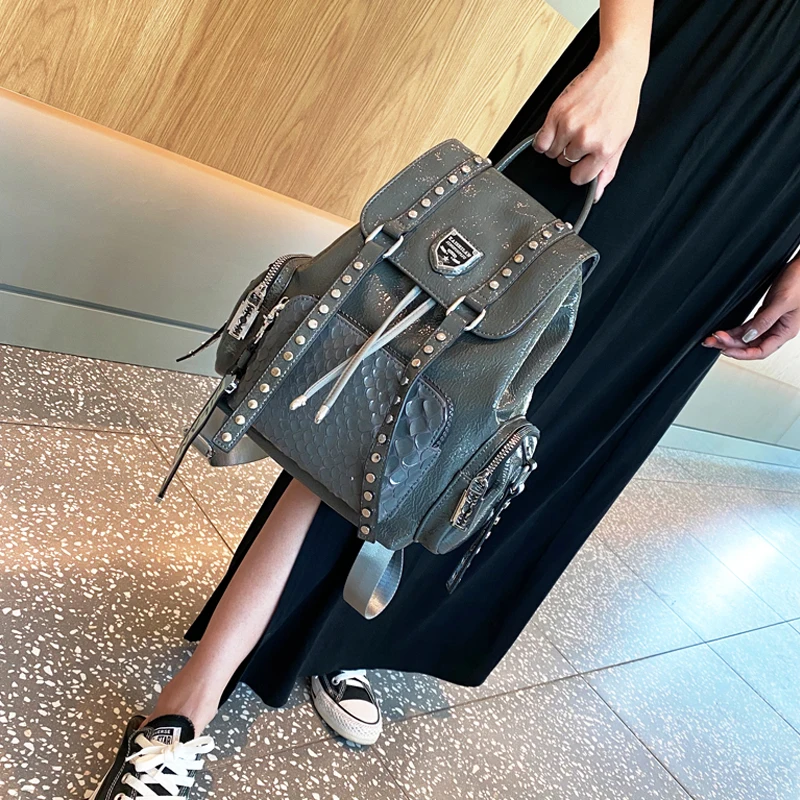 

Crocodile Pattern Rivet PU Soft Leather Backpack For Women Fashion Travel School Bag Large Capacity Backpack 2021 New Backpack