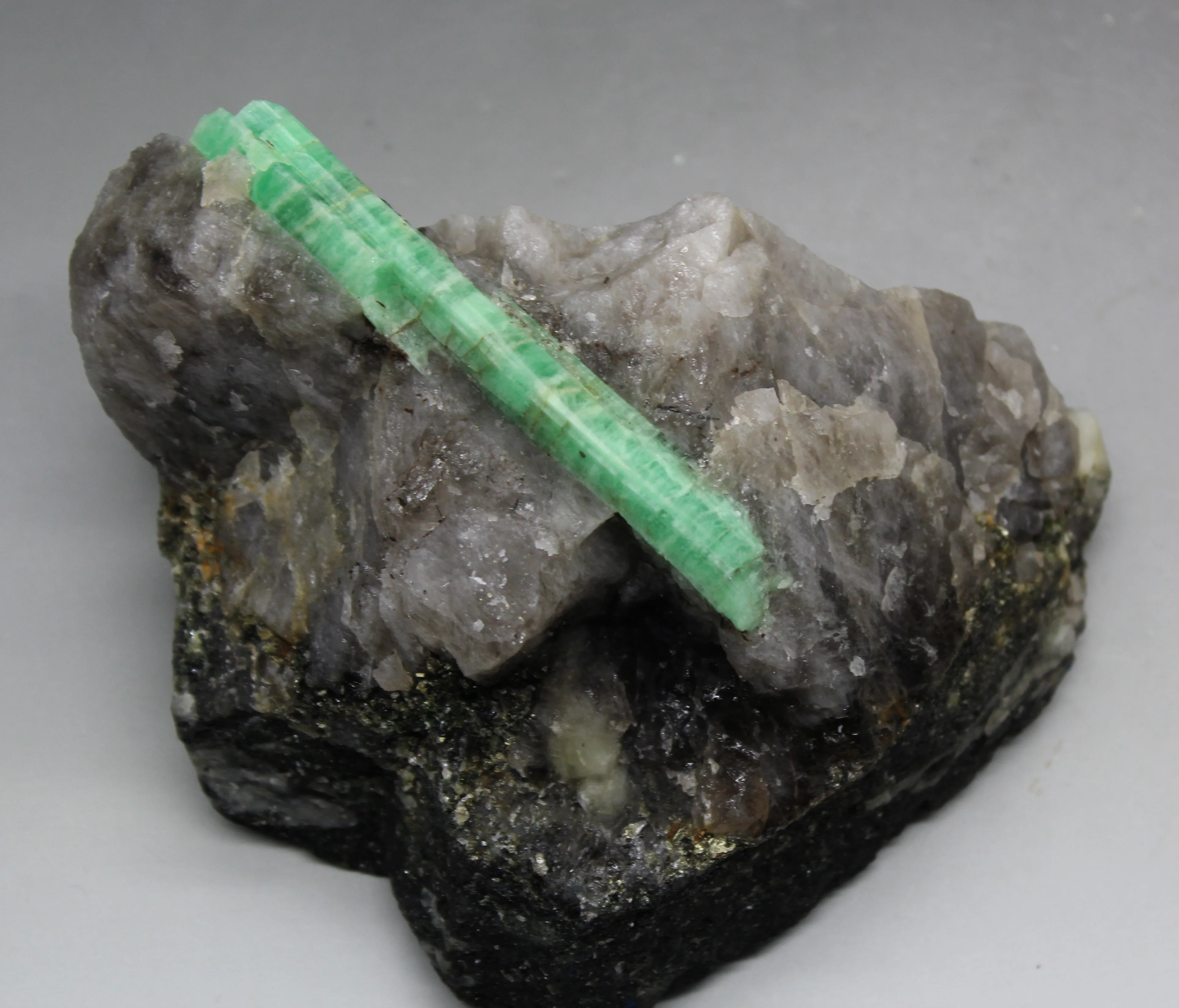 

Big!831g Natural gem-grade green emerald mineral crystal specimens stones and crystals quartz crystals from china