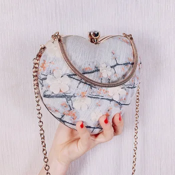 

Angelatracy 2019 New Arrival Heart Shape 3D Floral Embroidery Lock Metal Frame Women Girl Day Clutches Evening Bag Crossbody Bag