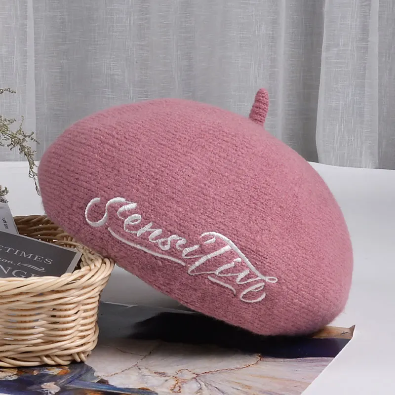 Берет шерстяной сплошной цвет женская осенняя и зимняя Корейская версия японская дикая Вышивка буквы зима живописец шляпа тренд TOTOB