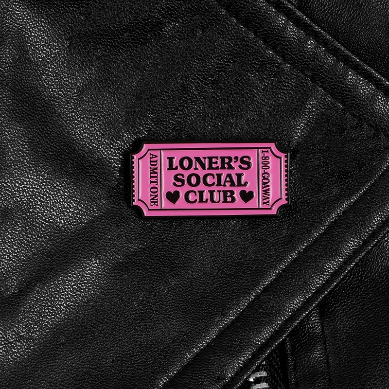 Розовая эмалированная булавка для пропуска билетов на заказ, Клубные Броши одиночки для рубашек, нагрудных сумок, значков отельника, интроверта, ювелирное изделие, подарок для друзей