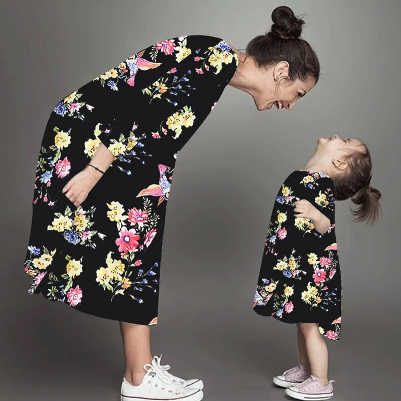 Passende Familienkleider für Mama und mich, lässige Blumen-Outfits