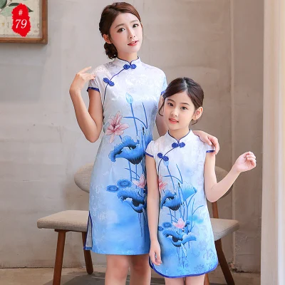 Платья для мамы и дочки; Cheongsam; одинаковые комплекты для семьи; мама и дочь; Qipao; одежда для всей семьи; платье с цветочным принтом - Цвет: as picture