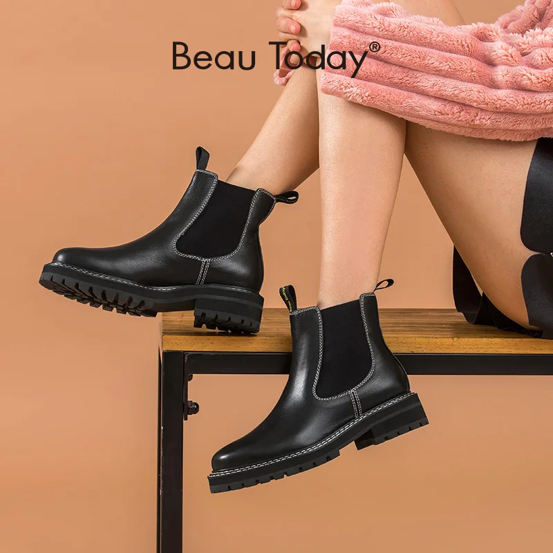 Pointed-toe ankle boots :: LICHI - Online fashion store