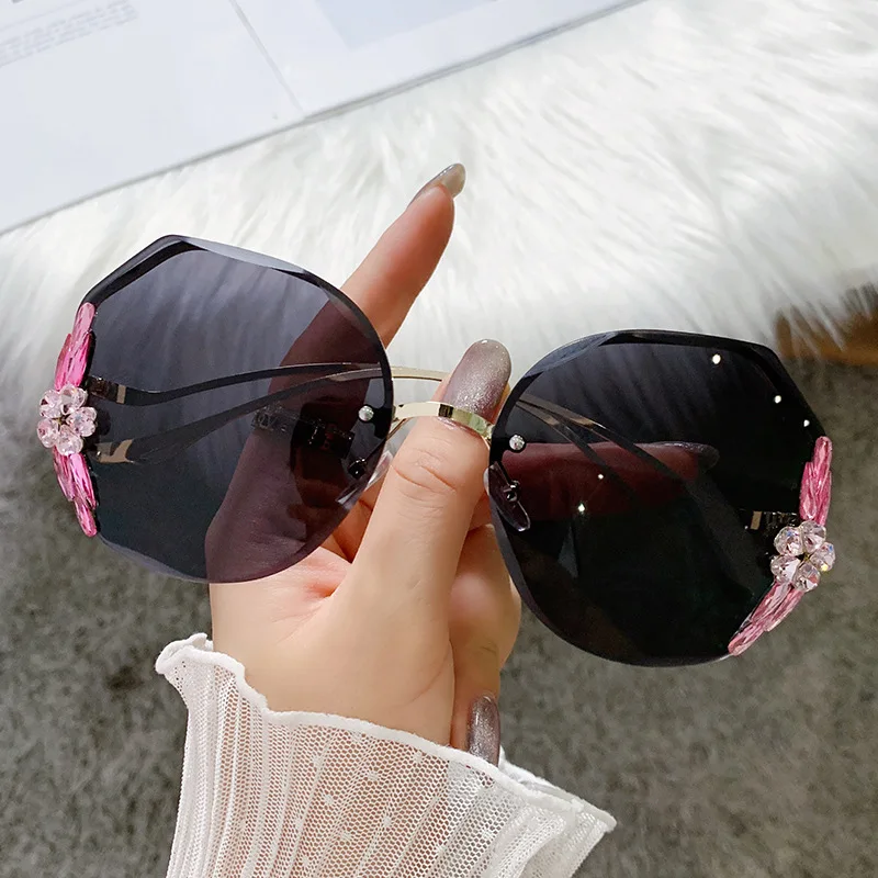 Fashion Luxury Sunglasses Bling Rhinestone Sun Glasses Vintage Shades for Women Big Diamond Eyeglasses Gafas De Sol Mujer 2021 oversized sunglasses Sunglasses