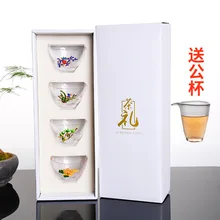 Hand-made стекло чашки изображены золото и вкус чая. Четыре небольшие чашки являются оснащен высококачественной чайные сервизы