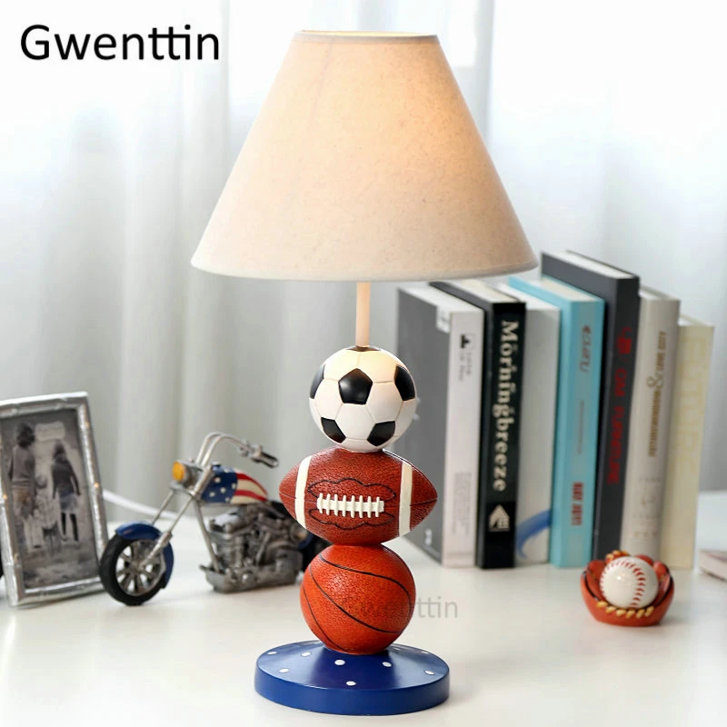 Лампа спорт. Реклама с настольной лампой и мячиком.