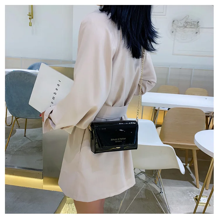 

Shangxin Lacquer Bright Face Woman Summer 2019 New Korean Version Small Square Wrapped Chain Wrapping One Shoulder Obliquely