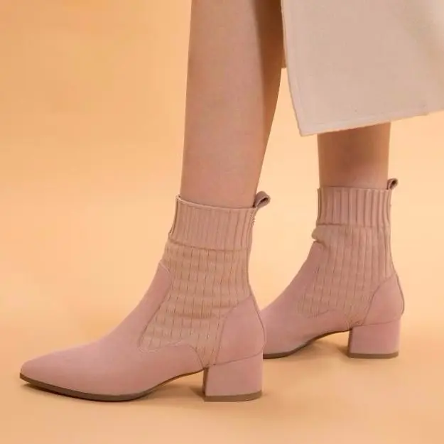 Женские ботинки; ботильоны из флока с острым носком; зимние ботинки на квадратном каблуке; женские Ботинки martin без застежки; модель года; Цвет черный, розовый