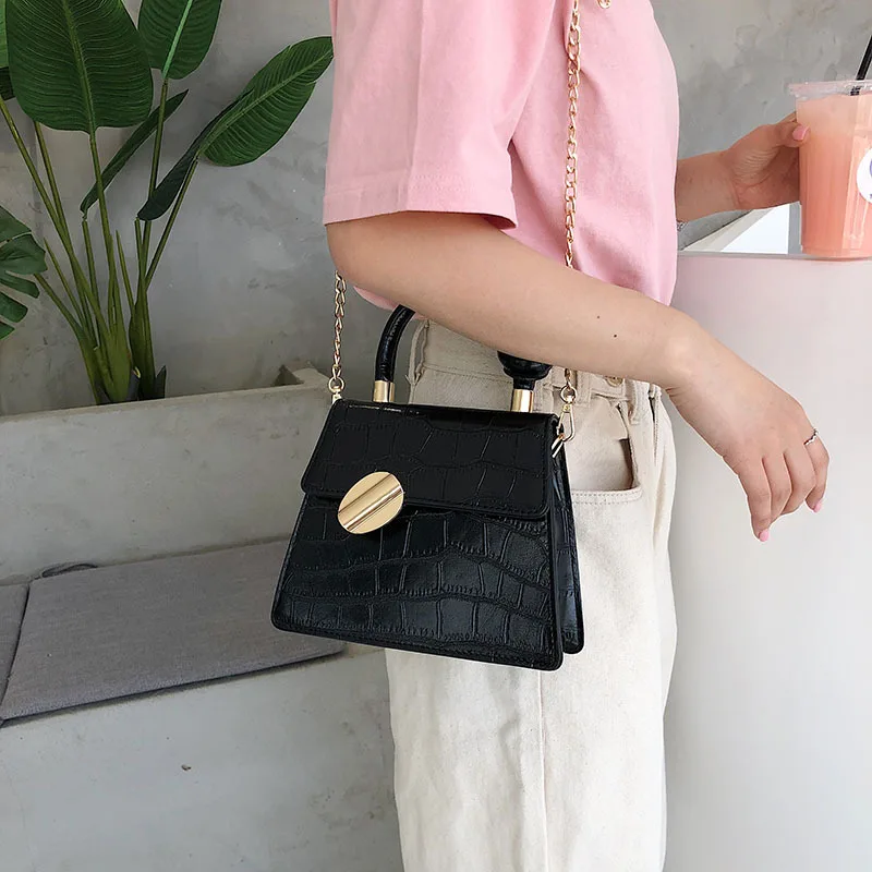 

2019 the new ladder crocodile striped handbag large button solid color small square bag is simple