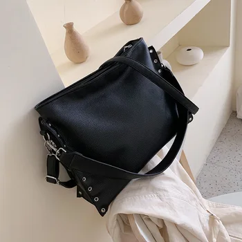 

Retro bag women 2019 fall/winter new fashion messenger bag large capacity Korean rivet shoulder bag