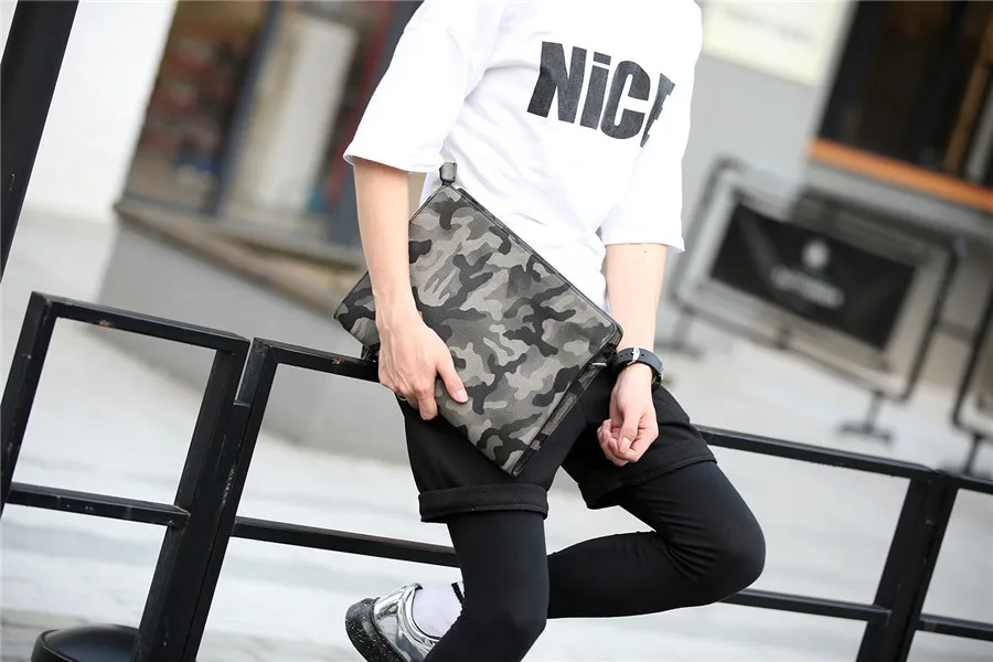 

Wholesale Hometown Men's Hand Handle a Single Shoulder Inclined Pack New Korean Camo Man's Envelope Pack.