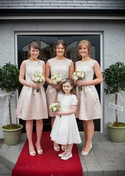 

free shipping 2020 new Fashion a-line lace knee-length short bridesmaid dresses white lace pink satin sleeveless party gown