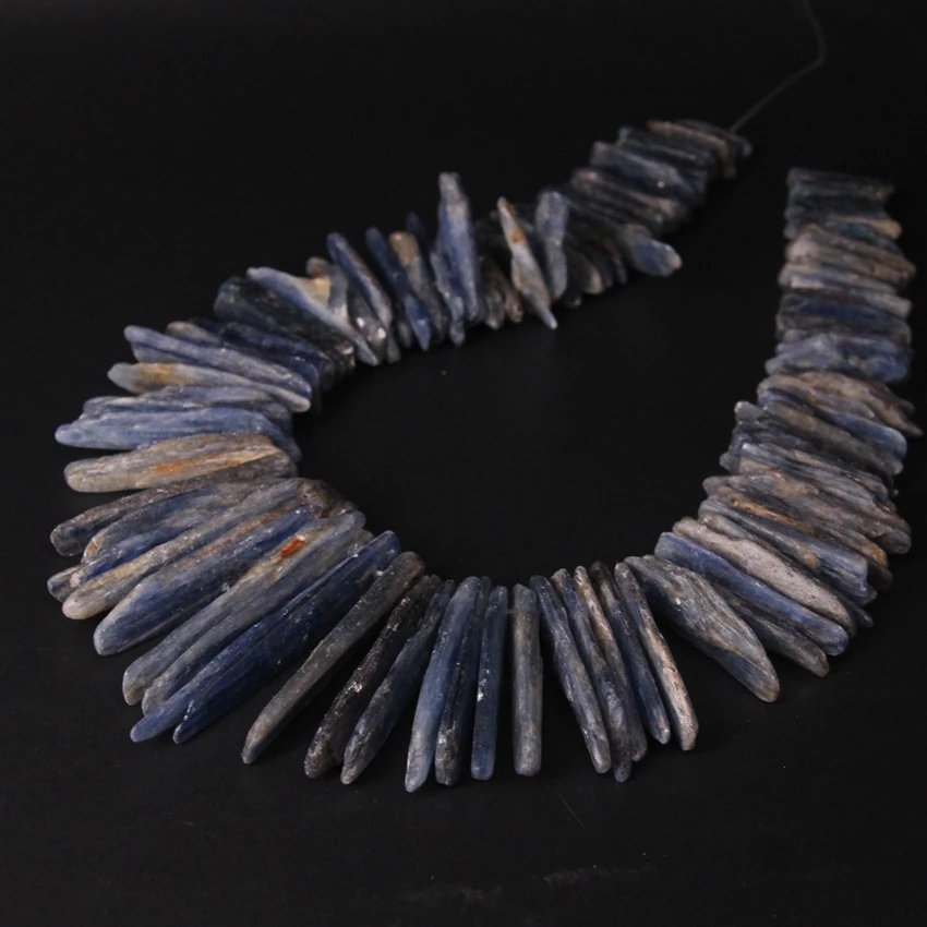 Billige 92 100 PCS strand Top Gebohrt Natur Kyanite Punkt Scheibe Lose Perlen, raw Rock Blau Kristall Quarz Stick Nugget Anhänger Schmuck