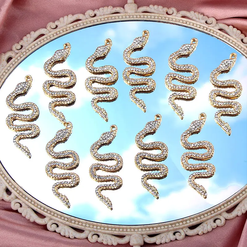 

Горячее надувательство 10 шт. блестящие стразы подвеска в виде змеи Необычные золотые Цвет животных прелести ожерелье серьги ювелирных изделий Ремесла для женщины