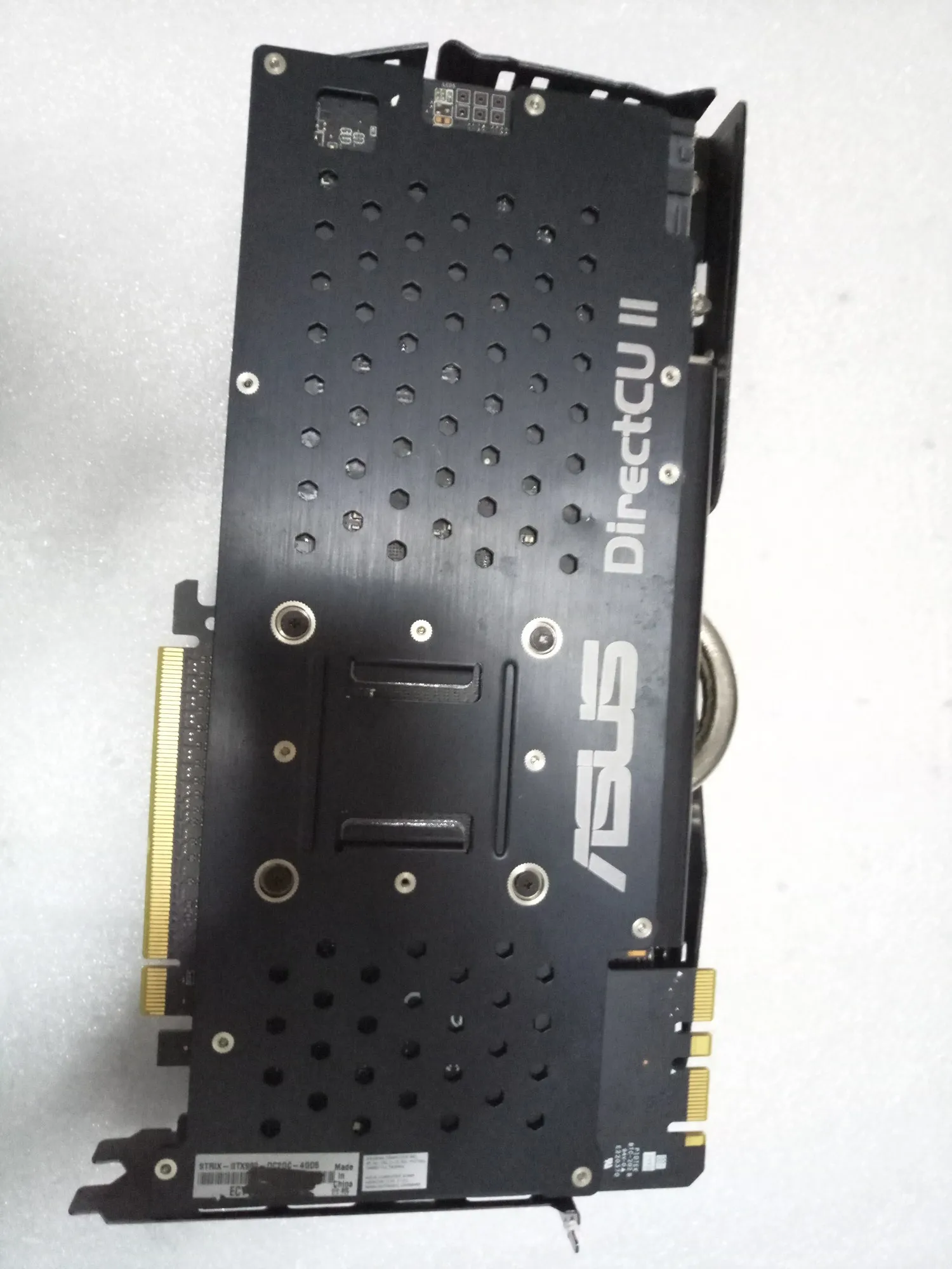ASUS использовала оригинальную графику гонки GTX980 4G D5