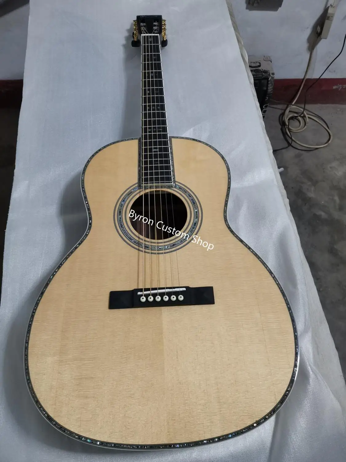 Бесплатная доставка ebony fingerboard fancy abalone ooo solid spruce slot Акустическая гитара 39 дюймов