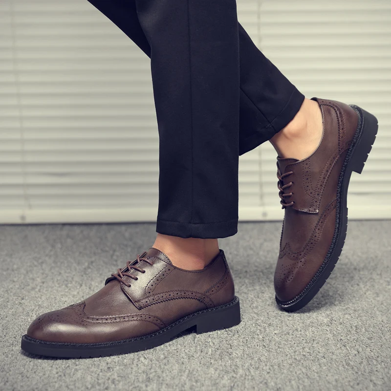 Мужские модельные туфли; коллекция года; сезон осень; кожаные свадебные туфли с перфорацией типа «броги»; мужские кожаные оксфорды на плоской подошве; официальная обувь